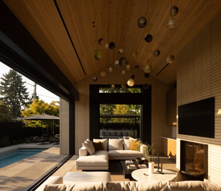 Brick House great room by HB Design, North Vancouver