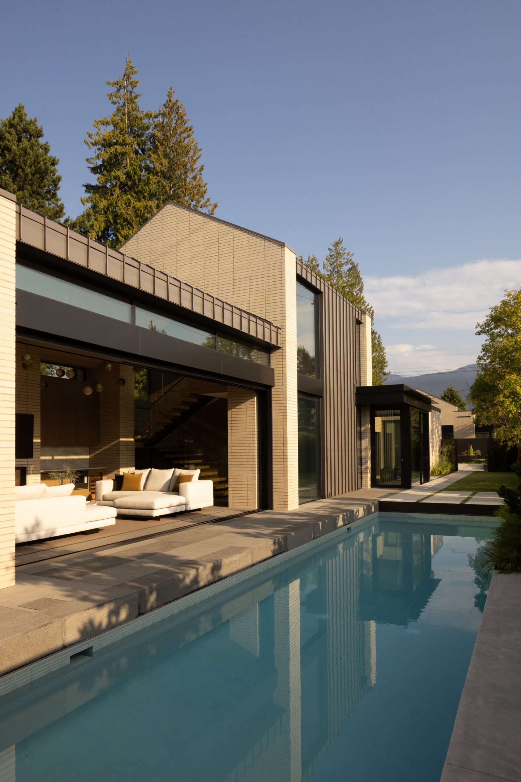 Indoor-outdoor connection from the Brick House great room by HB Design, North Vancouver
