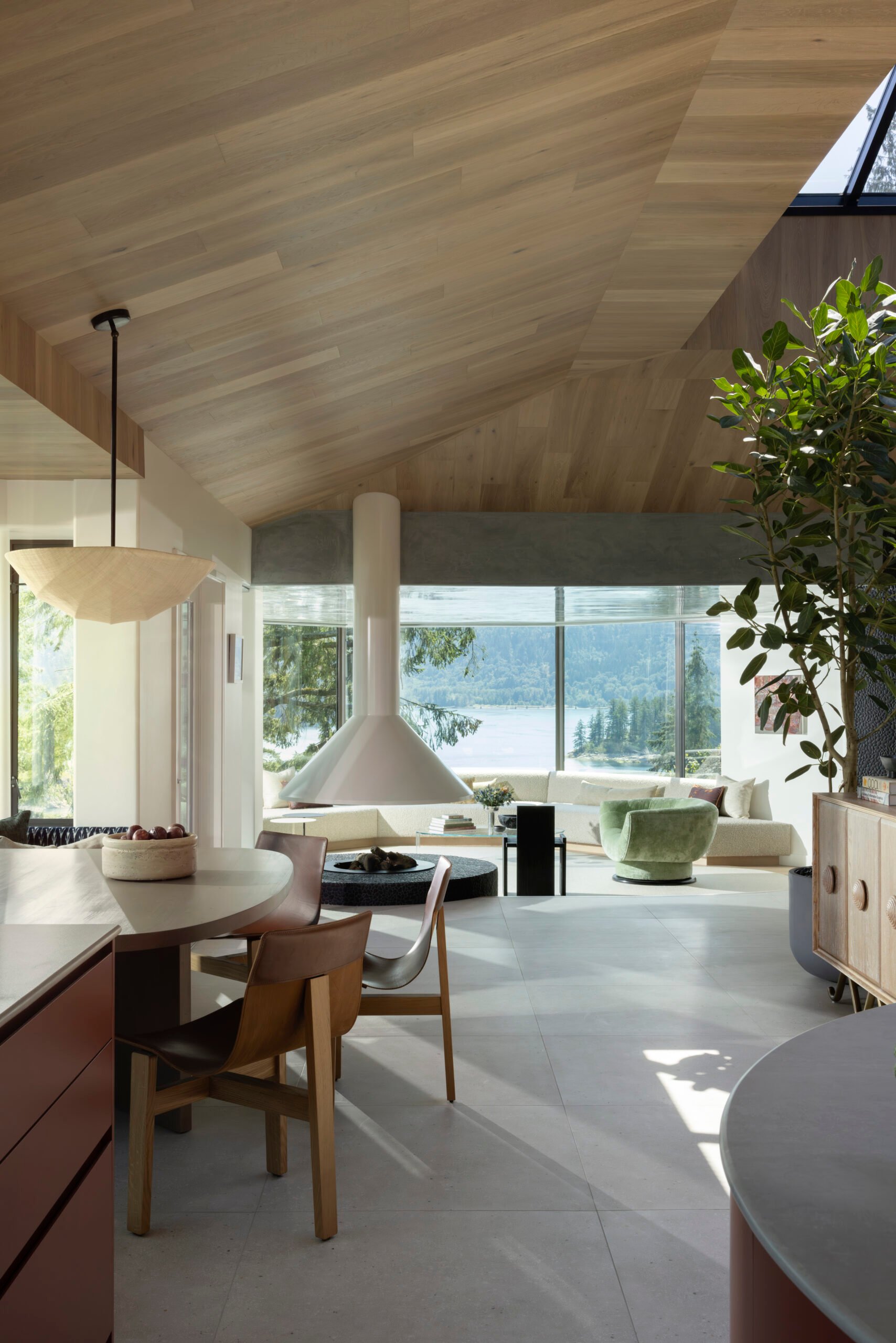 Deep Cove living room by PlaidFox Studio, North Vancouver